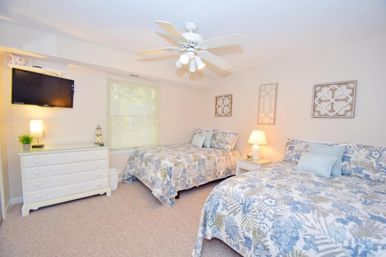 Room 3, Coral Ridge 1 2 Bedroom Condo, Worcester