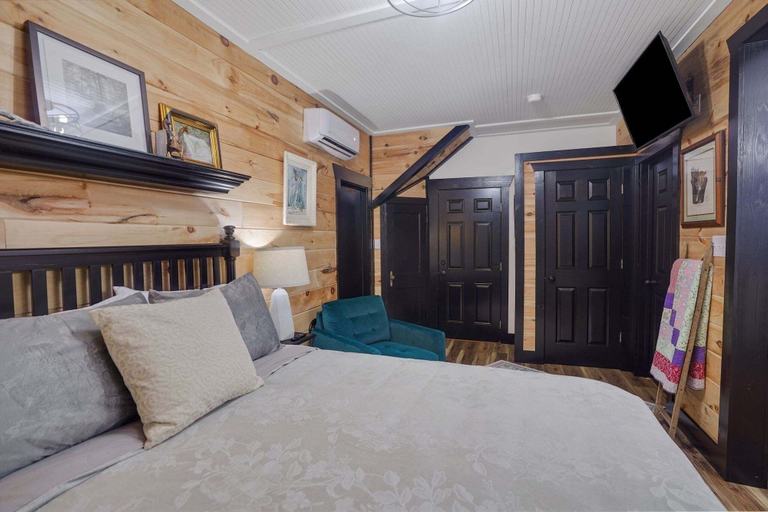 Room 2, Rustic Ky Retreat, Columbia House Unit B Apts, Pulaski