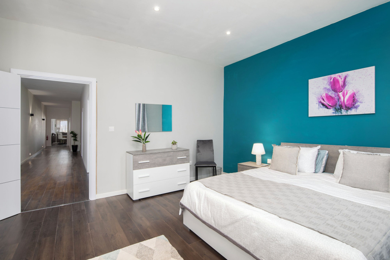 Room 2, Luxury 3BR APT with Terrace & Views
