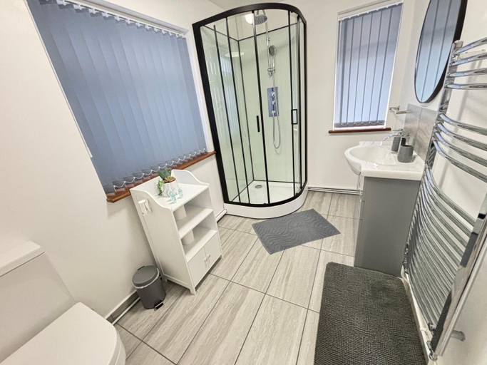 Bathroom, Gatwick Studio, Surrey