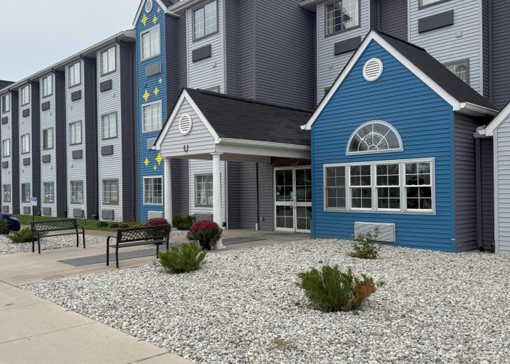 Exterior & Views 2, BlissPoint Inn & Suites, Northwood, Wood