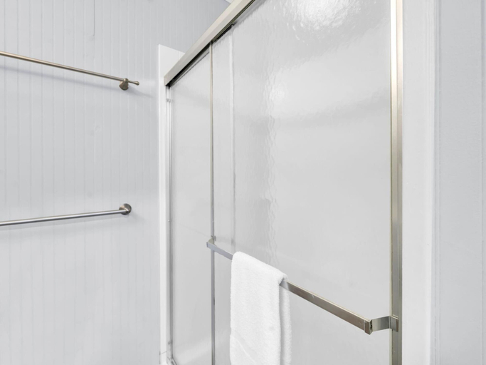 Bathroom 3, Surfs Up, Bay
