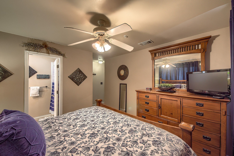 Room 5, Chateau Relaxeau Ww D302 2 Bedroom Condo by RedAwning, Comal