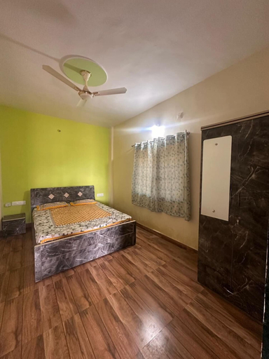 Room 4, Hotel Sarnobat Eagle Nest, Pune