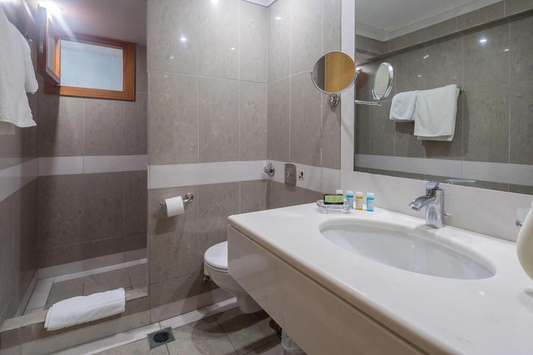 Bathroom 4, Cape Kanapitsa Hotel & Suites, Thessaly
