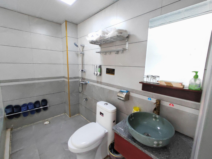 Bathroom 4, Phoenix Fuyuan Villa Riverside Hotel, Xiangxi Tujia and Miao