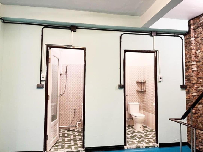 Bathroom, D Luck Hostel, Muang Kanchanaburi