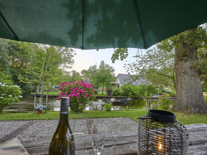 Food & Drinks 5, Group Home in Giethoorn with Waterside Terrace, Steenwijkerland