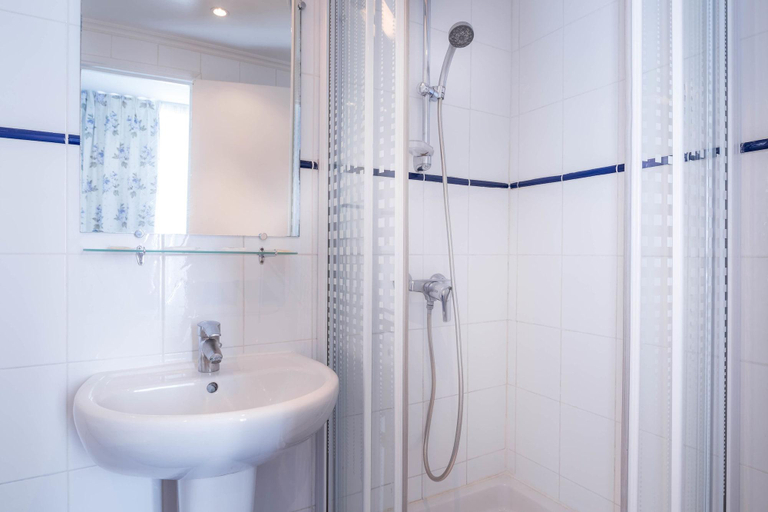 Bathroom 3, Hotel des Arts, Paris