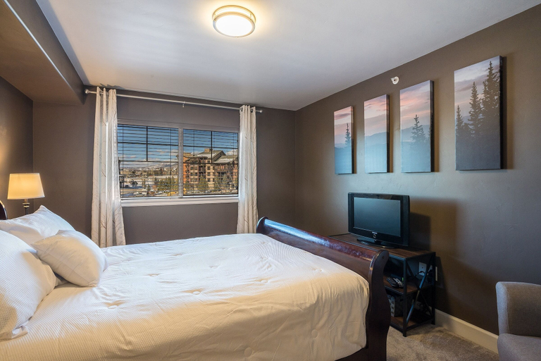 Room 3, First Tracks 3303 2 Bedroom Condo, Routt