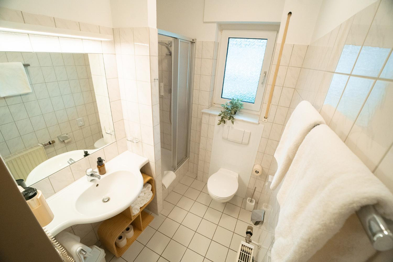 Bathroom 2, The Resting Place, Lippe