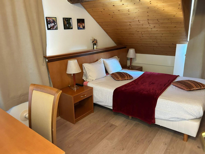 Bedroom 2, Auberge de Gilly SA, Nyon