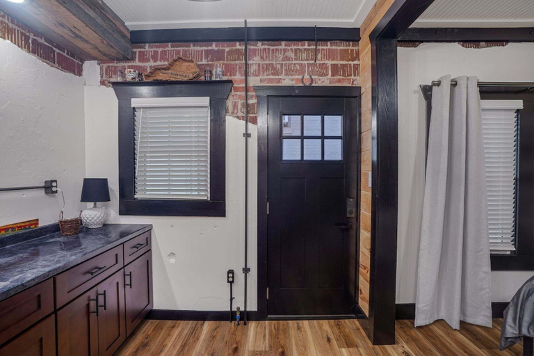 Interior 5, Rustic Ky Retreat, Columbia House Unit B Apts, Pulaski
