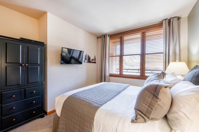 Room 2, Zephyr Mountain Lodge, Condo , Ski-In/Ski-Out w/ Fireplace (Select-Rated Condo 1602), Grand