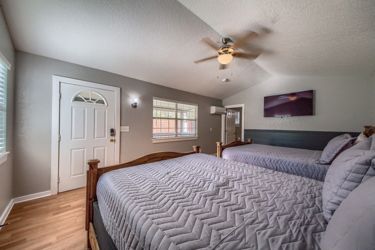 Room 2, Quiet Your Mind Ot 250qm 1 Bedroom Home by RedAwning, Comal