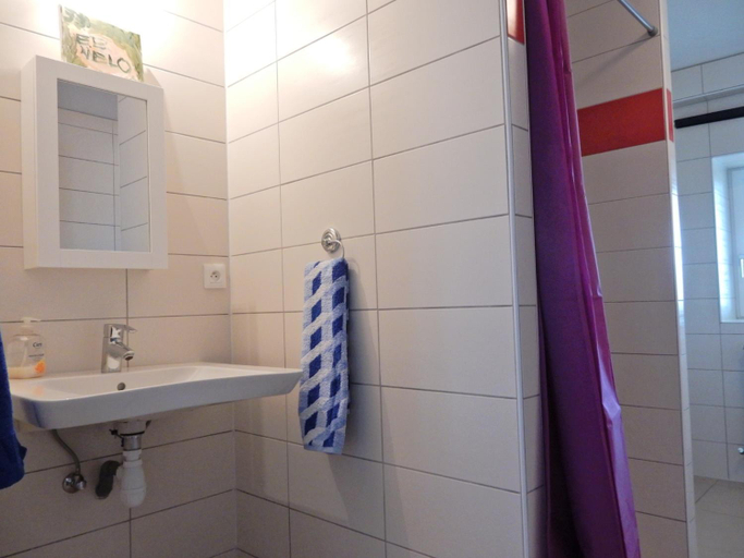 Bathroom 3, Cosy holiday home by the lake in Saint-Louis, Moselle