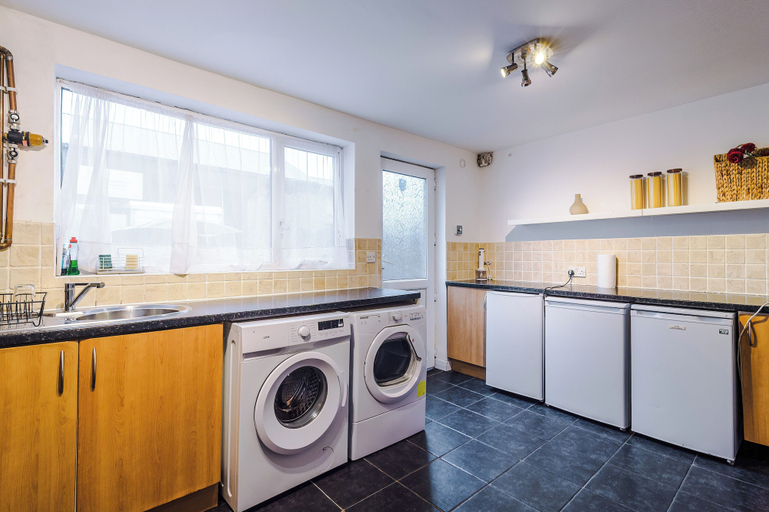 Private kitchen 3, Large Modern 5-Bed House, Bolton