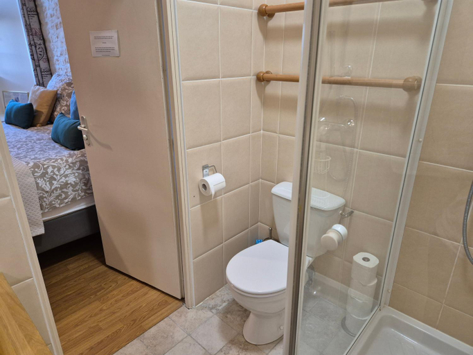 Bathroom 2, La Fiere Bridge Guest House, Manche
