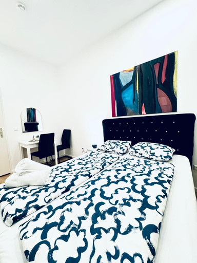 Room 4, Elegant Five Bedroom Residence Alterlaa, Wien