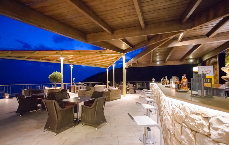 Food & Drinks 4, Petani Bay, Ionian Islands