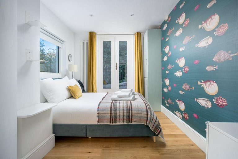 Bedroom 2, Sleek flat with communal courtyard, London