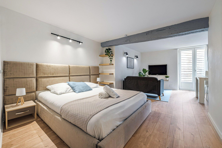 Bedroom 1, MAYA Appartements & Suites, Nièvre
