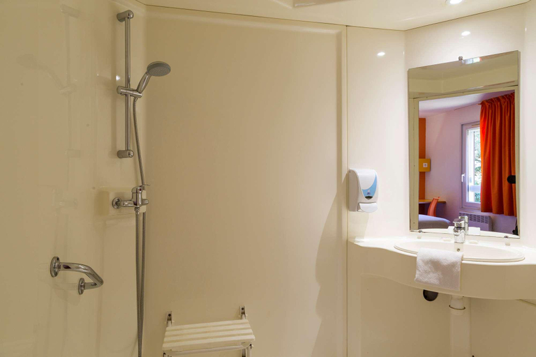 Bathroom 4, The Originals Access, Hôtel Bordeaux Lac, Gironde