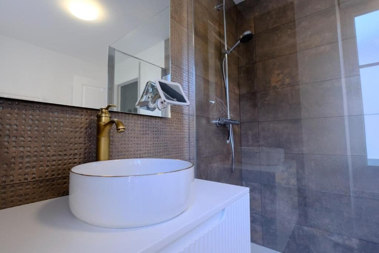 Bathroom 4, LOGIS DES COEVRONS, Mayenne