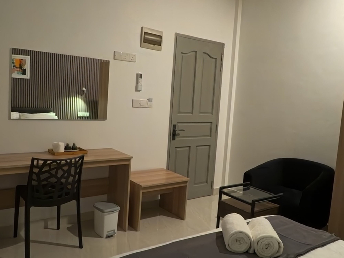In-room dining, Holiday Villa