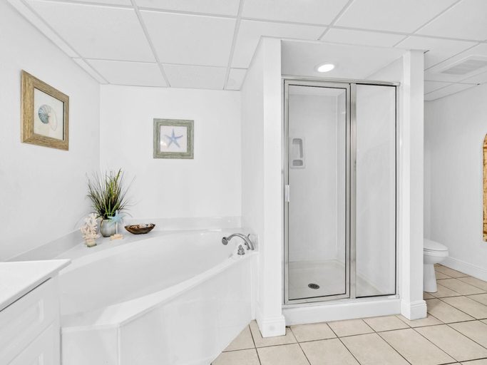 Bathroom 4, Emerald Beach 931, Bay