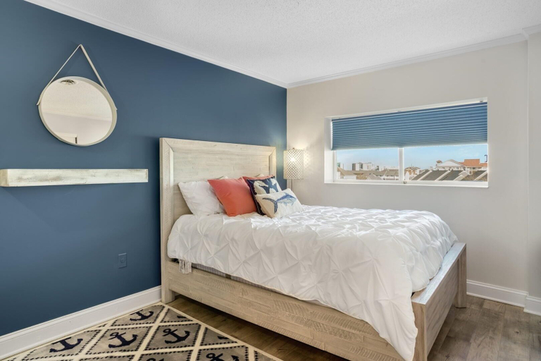 Room 3, Harbour Island 402m 2 Bedroom Condo, Worcester
