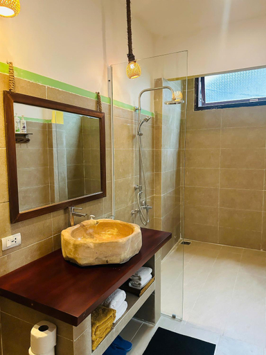 Bathroom 2, Small Family Homestay, Da Nang