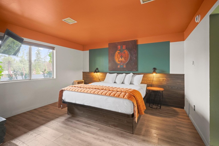 Bedroom, Sessions Retreat & Hotel, San Bernardino
