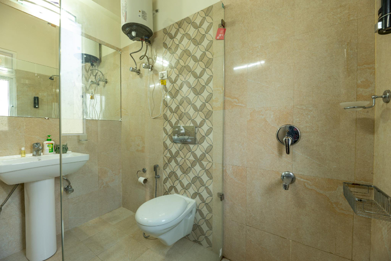 Bathroom 3, The Ultimate Escape Lake View 4 Bhk Penthouse by Roamhome, Nainital