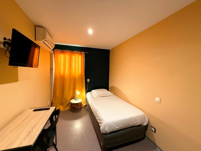 Bedroom 2, Hotel Beausejour, Bouches-du-Rhône