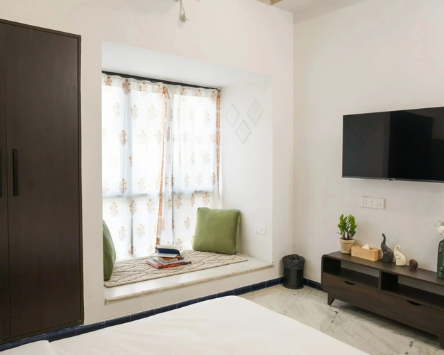 Room 5, Bedchambers Suite Near Sector 29, Gurgaon