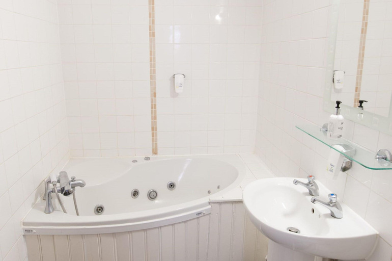 Bathroom 3, Bacon Arms, Newbury, West Berkshire