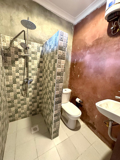 Bathroom 3, Mama's House, Magharibi