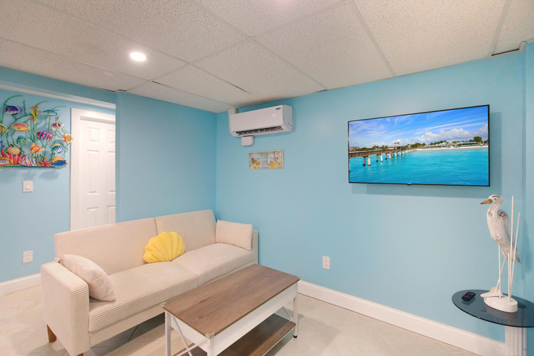 Living area 4, Sand Dollar Suite, Lee