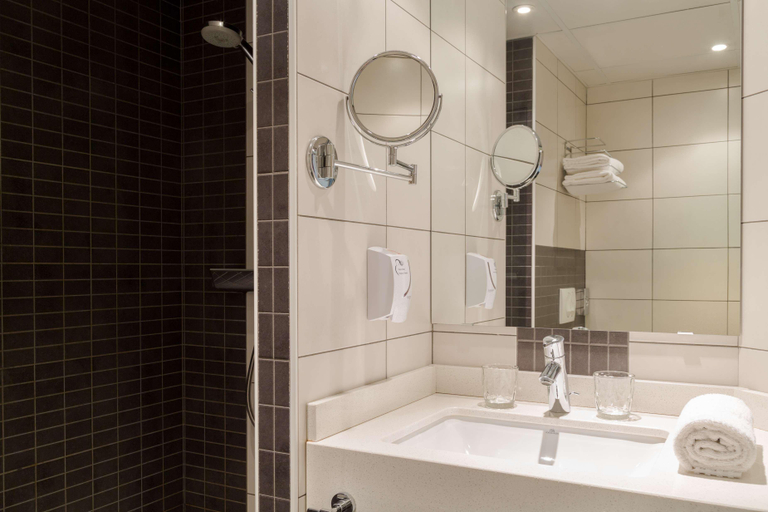 Bathroom 4, The Originals Boutique Actuel Hôtel, Saint-Etienne, Loire
