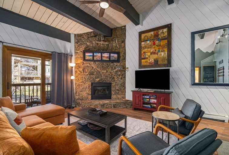 Living area 3, Phoenix 208 4 Bedroom Townhouse by RedAwning, Routt