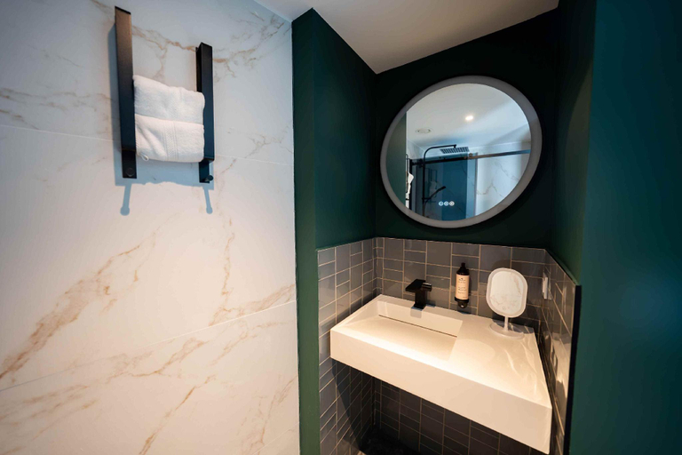 Bathroom 3, L'Olivier, Hainaut
