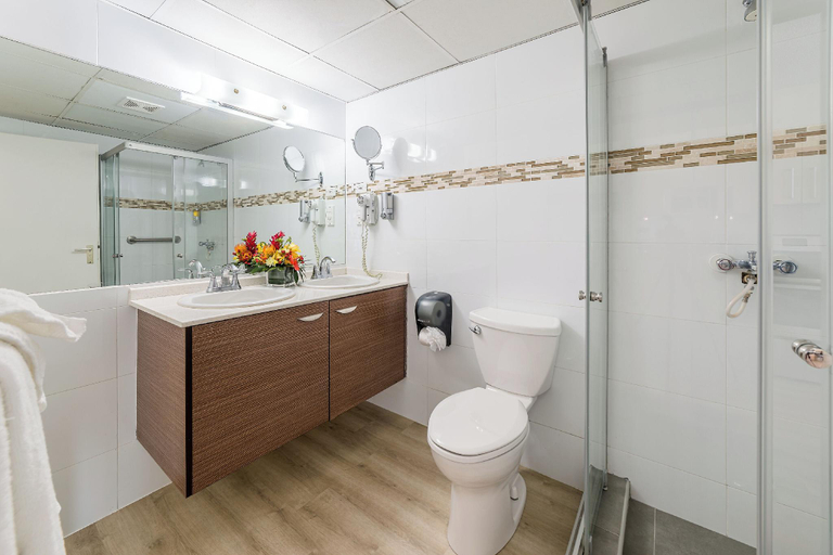 Bathroom 3, La Vista Resort