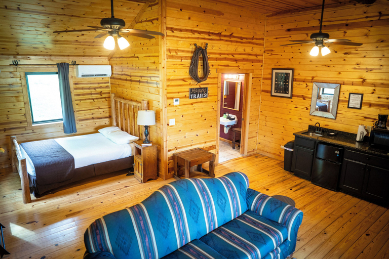 Room 4, Horseshoe Canyon Ranch, Newton