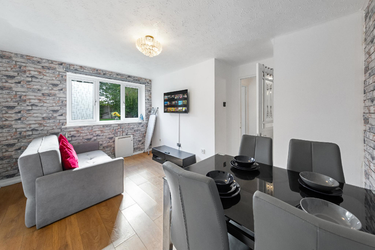 Others 3, Stunning 1 bedroom apartment in Dagenham, London