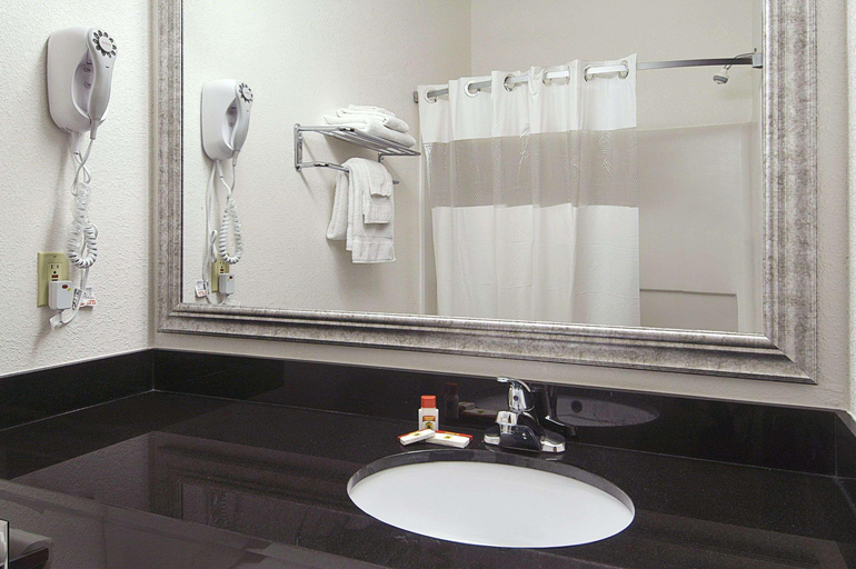 Bathroom 5, Super 8 by Wyndham Bowling Green North, Warren