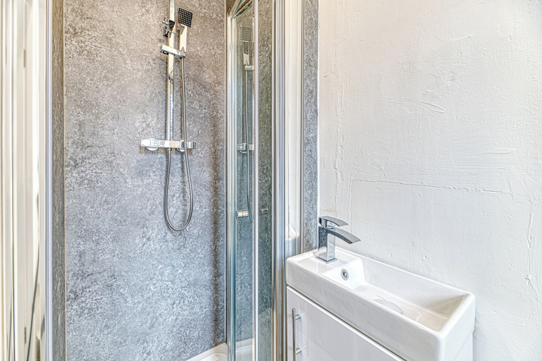 Bathroom 4, Double Bed Apts Fairhaven View by Guestz, Lancashire