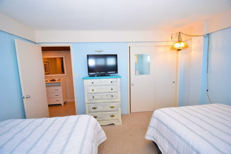 Room 4, Beachmark 4k 1 Bedroom Condo by RedAwning, Worcester