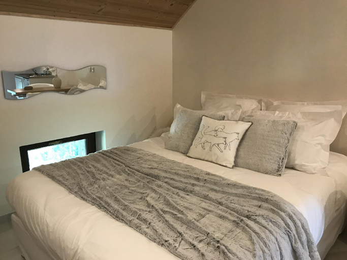 Bedroom 3, Au Sommet des Narcisses, Savoie