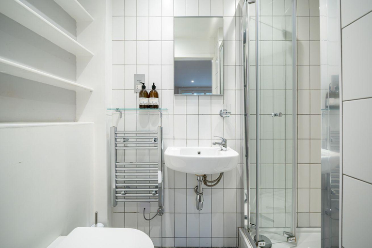 Bathroom 3, Sleek flat with communal courtyard, London